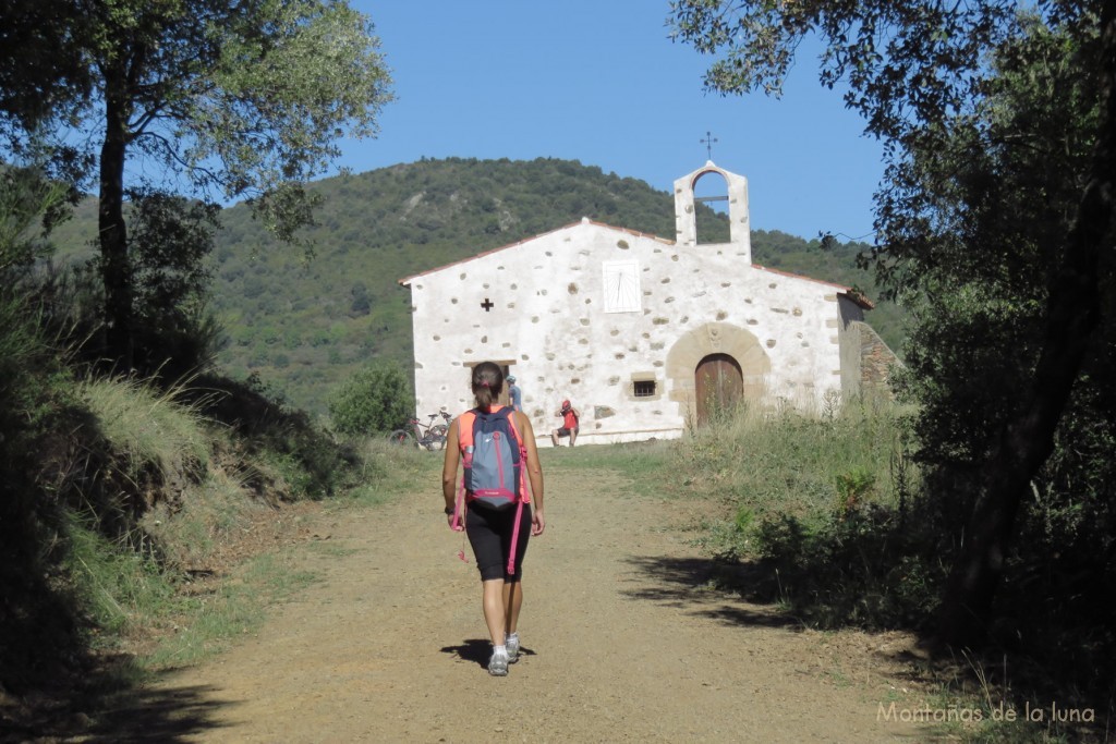 Montse llegando a la ermita de Sant Elies